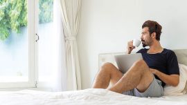 Bed rotting: quedarse un día entero en la cama.