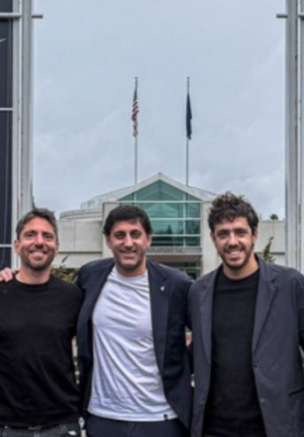 Milito junto a los directivos de Nike