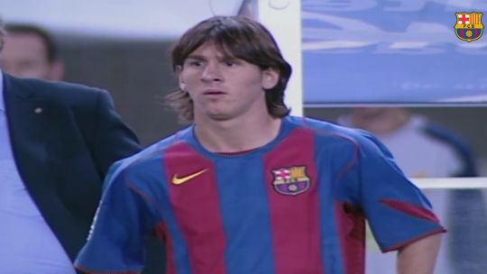 Lionel Messi cumple 22 años como futbolista profesional: así fue su debut en Barcelona