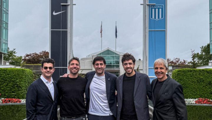 Milito junto a los directivos de Nike