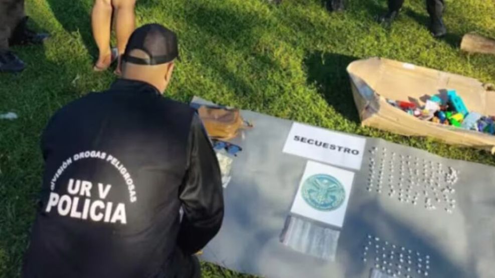 Escondía cocaína en los juguetes de sus hijos.