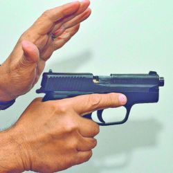 El disparo sin cartuchos inertes y la confusión sobre los sistemas de acción, como en el caso de la Glock, son prácticas y creencias que pueden poner en riesgo tanto la seguridad como la mecánica de las armas. 