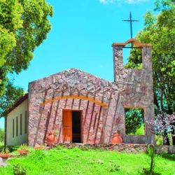 Desde la joven y próspera Estancia Grande, una caminata desafiante por el cordón central de la provincia en busca del centenario canal Juan Gandolfo, la épica obra que es un tesoro local. 