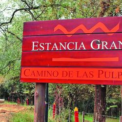 Desde la joven y próspera Estancia Grande, una caminata desafiante por el cordón central de la provincia en busca del centenario canal Juan Gandolfo, la épica obra que es un tesoro local. 