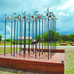 Desde la joven y próspera Estancia Grande, una caminata desafiante por el cordón central de la provincia en busca del centenario canal Juan Gandolfo, la épica obra que es un tesoro local. 