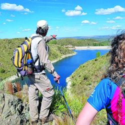 Desde la joven y próspera Estancia Grande, una caminata desafiante por el cordón central de la provincia en busca del centenario canal Juan Gandolfo, la épica obra que es un tesoro local. 