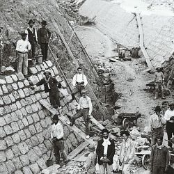 Desde la joven y próspera Estancia Grande, una caminata desafiante por el cordón central de la provincia en busca del centenario canal Juan Gandolfo, la épica obra que es un tesoro local. 