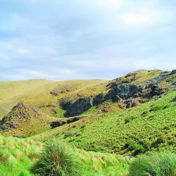 Desde la joven y próspera Estancia Grande, una caminata desafiante por el cordón central de la provincia en busca del centenario canal Juan Gandolfo, la épica obra que es un tesoro local. 