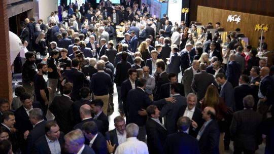 Ejecutivos de empresas prevén que la economía mejorará pero moderan sus expectativas