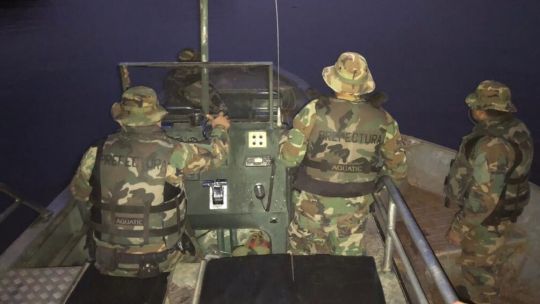 Corrientes: Prefectura se tiroteó en el río Uruguay con una banda de cuatreros brasileños en un "punto caliente" del abigeato