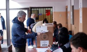 18-10-2025-gente votando 