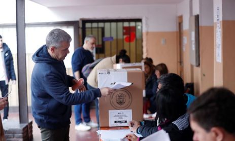 18-10-2025-gente votando 