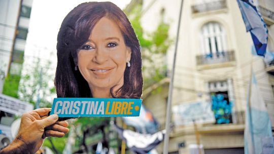 “Hoy es Bessent o Perón”, lanzó CFK para los votantes