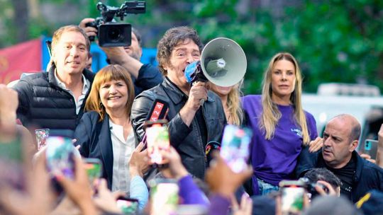 El Presidente volvió al Conurbano: penúltima aparición en PBA pero con nuevas protestas