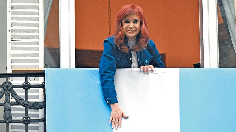 El peronismo celebró con una marcha en caravana hasta la casa de Cristina Kirchner: "El 26 es Milei o Argen...