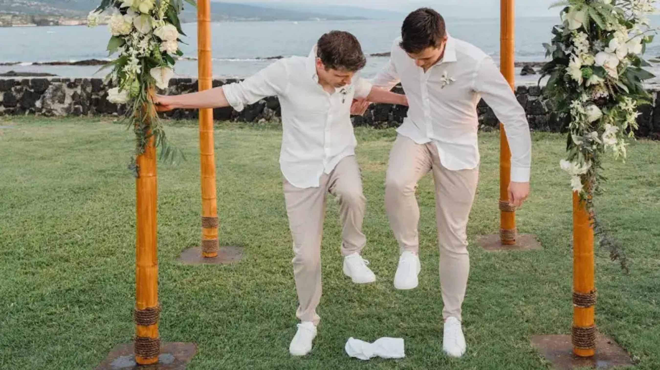 Sam Altman (der.) y Oliver Mulherin (izq.) en su boda en Hawaii, en 2024.