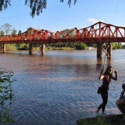 Pueblo Belgrano cuenta con una variada oferta de alojamientos, aguas termales y recreativas, y múltiples opciones de paseos al aire libre. Con cerca de 7 mil habitantes, cada verano recibe turistas sin perder su esencia rústica y natural.