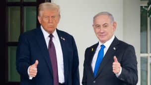 El presidente de Estados Unidos, Donald Trump, saluda al primer ministro israelí, Benjamin Netanyahu, a su llegada al Ala Oeste de la Casa Blanca en Washington, D. C.