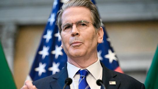 Bessent cruzó a una senadora que se opone al rescate de Argentina: la comparó con Evita y la llamó “peronista americana” Bessent cruzó a una senadora que se opone al rescate de Argentina: la comparó con Evita y la llamó “peronista americana”