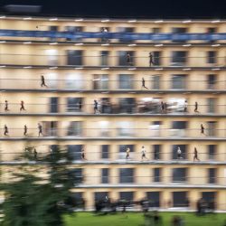 Competidores participan en la carrera Vortex cerca de Lausana. Alrededor de 2000 participantes, en su mayoría estudiantes, participan en esta singular carrera, creada en 2021 por un grupo de estudiantes, que consiste en correr por el pasillo helicoidal de 2,8 km del Vortex, un emblemático edificio circular de ocho plantas del campus de la Universidad de Lausana. | Foto:FABRICE COFFRINI / AFP
