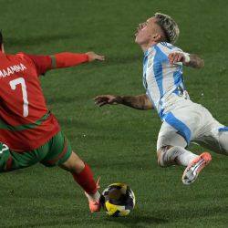 El delantero argentino Gianluca Prestianni lucha por la pelota con el delantero marroquí Othmane Maamma durante la final de la Copa Mundial Sub-20 de la FIFA 2025 entre Argentina y Marruecos en el Estadio Nacional de Santiago. | Foto:RODRIGO ARANGUA / AFP