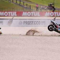 El piloto italiano de MotoGP, Franco Morbidelli, del equipo Pertamina Enduro VR46 Raging Team, se accidenta durante la sesión de prácticas de MotoGP en el Gran Premio de Australia de MotoGP en Philip Island. | Foto:William West / AFP