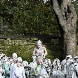 Estudiantes de la Universidad de St Andrews participan en la "Guerra de Espuma del Lunes de Pasas" en el césped del Lower College, en St Andrews, al este de Escocia. En este evento anual, celebrado en la universidad, los estudiantes de primer año, conocidos como "niños académicos", participan en una pelea de espuma con sus mentores, estudiantes mayores, conocidos como "padres". | Foto:Andy Buchanan / AFP