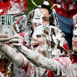 Estudiantes de la Universidad de St. Andrews posan para una selfie durante la "Guerra de Espuma del Lunes de Pasas" en el césped del Lower College, en St. Andrews, al este de Escocia. | Foto:Andy Buchanan / AFP