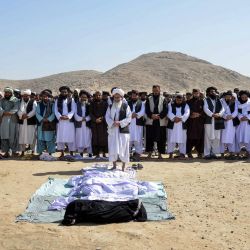Familiares de las víctimas fallecidas en los enfrentamientos transfronterizos entre Afganistán y Pakistán ofrecen oraciones durante una ceremonia fúnebre en el distrito de Spin Boldak, provincia de Kandahar. | Foto:Sanaullah Seiam / AFP