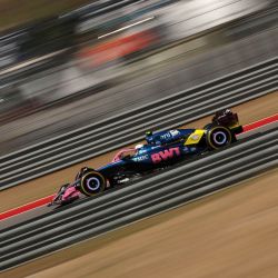Franco Colapinto, de Argentina, al volante del Alpine F1 A525 Renault (43) en la pista durante el Gran Premio de F1 de Estados Unidos en el Circuito de las Américas en Austin, Texas. | Foto:Meg Oliphant/Getty Images/AFP