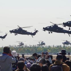 Helicópteros del equipo de acrobacias aéreas Fenglei del Ejército Popular de Liberación de China realizan una presentación durante la séptima Exposición de Helicópteros de China, en la municipalidad de Tianjin, en el norte de China. | Foto:Xinhua/Zhang Yongjin