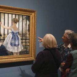 Imagen de personas visitando una exposición sobre Manet y Morisot en el Museo de Bellas Artes Legión de Honor de San Francisco, en San Francisco, California, Estados Unidos. | Foto:Xinhua/Liu Yilin