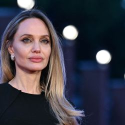 La actriz estadounidense Angelina Jolie posa en la alfombra roja de la película "Couture" durante la 20.ª edición del Festival Internacional de Cine de Roma. | Foto:Tiziana Fabi / AFP