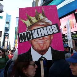 La gente participa en una jornada nacional de protestas "Sin Reyes" en Nueva York. Desde Nueva York hasta San Francisco, se espera que millones de estadounidenses salgan a las calles para expresar su indignación por las políticas del presidente Donald Trump en las protestas nacionales "Sin Reyes". | Foto:TIMOTHY A. CLARY / AFP