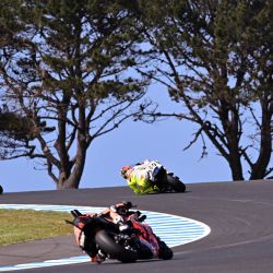 Los pilotos aceleran en una curva durante la sesión de clasificación para el Gran Premio de Australia de MotoGP en Phillip Island. | Foto:William West / AFP