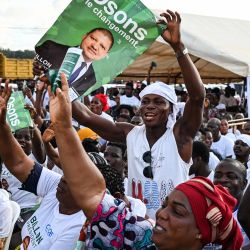 Partidarios con carteles del candidato presidencial de Costa de Marfil, Jean-Louis Billon, celebran durante un mitin de campaña en Dabou, antes de las elecciones presidenciales en Costa de Marfil del 25 de octubre de 2025. | Foto:SIA KAMBOU / AFP