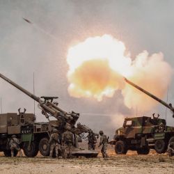 Soldados operan vehículos CAESAR (Camión Equipado con un Sistema de Artillería) con obuses autopropulsados durante maniobras en el marco de una jornada de demostración de artillería en el campamento del Ejército francés de Canjuers, en el departamento del Var, sureste de Francia. | Foto:Frederic Dides / AFP