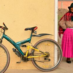 Una mujer aymara espera para votar en un colegio electoral durante la segunda vuelta de las elecciones presidenciales en Laja, a unos 30 km al oeste de La Paz, Bolivia. | Foto:MARTIN BERNETTI / AFP