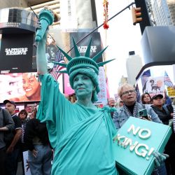 Una persona vestida con un disfraz de la Estatua de la Libertad participa en una jornada nacional de protestas "Sin Reyes" en Nueva York. Desde Nueva York hasta San Francisco, se espera que millones de estadounidenses salgan a las calles para expresar su indignación por las políticas del presidente Donald Trump en las protestas nacionales "Sin Reyes". | Foto:TIMOTHY A. CLARY / AFP