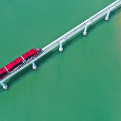 Vista aérea de un tren mini transitando en el Hainan Ocean Paradise Resort, en el distrito autónomo li de Lingshui, en la provincia de Hainan, en el sur de China. Muchos turistas optan por viajar fuera de temporada a la provincia insular china de Hainan, un popular destino turístico, debido a la bajada de precios del transporte y el alojamiento tras el feriado del Día Nacional de China. | Foto:Xinhua/Guo Cheng