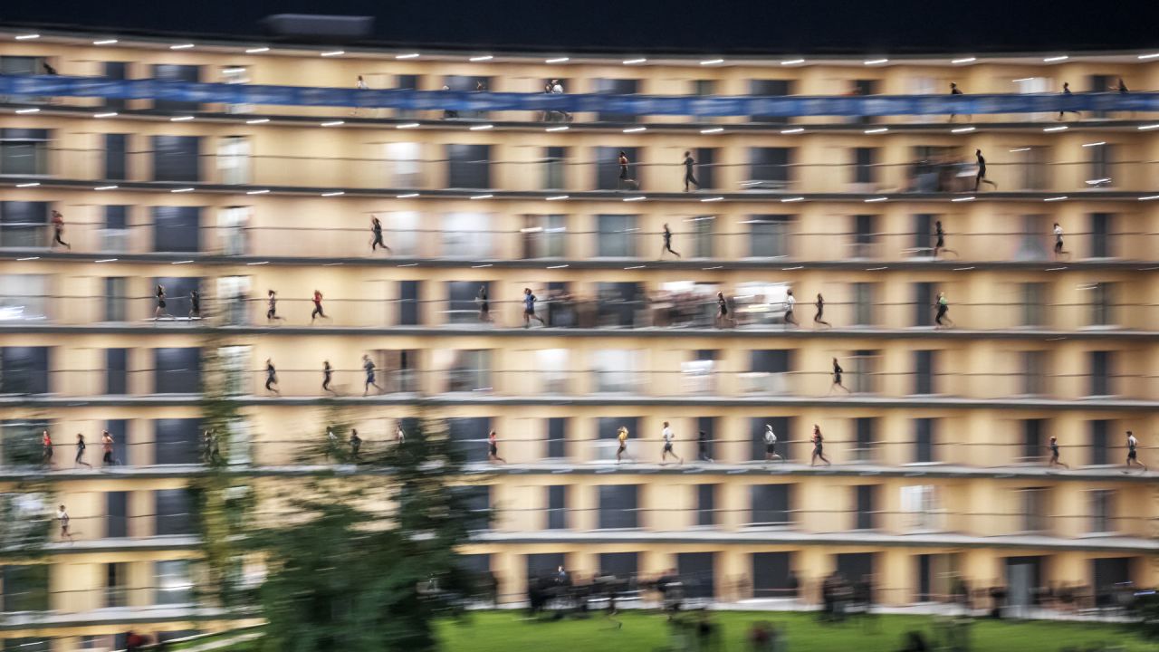 Competidores participan en la carrera Vortex cerca de Lausana. Alrededor de 2000 participantes, en su mayoría estudiantes, participan en esta singular carrera, creada en 2021 por un grupo de estudiantes, que consiste en correr por el pasillo helicoidal de 2,8 km del Vortex, un emblemático edificio circular de ocho plantas del campus de la Universidad de Lausana. | Foto:FABRICE COFFRINI / AFP