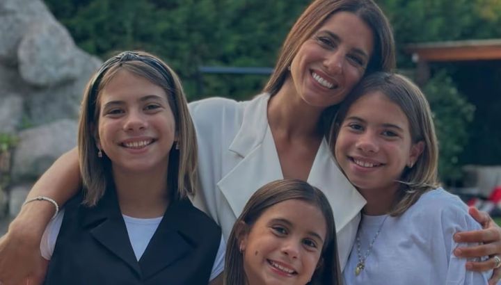 Cinthia Fernández sorprendió a sus hijas en un viaje y generó gran polémica por su decisión