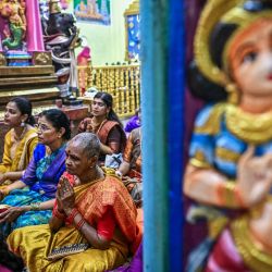 Devotos ofrecen oraciones durante 'Diwali', el festival hindú de las luces, en un templo en Yangon, Myanmar. | Foto:Sai Aung Main / AFP
