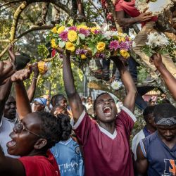 Dolientes y simpatizantes del líder de la oposición keniana y ex primer ministro Raila Odinga corearon consignas y sostuvieron coronas de flores durante su funeral en Bondo. Odinga, de 80 años, falleció en la India, lo que desató una gran ola de dolor en todo el país, pero especialmente en el oeste de Kenia, donde su tribu, la Luo, es dominante. | Foto:LUIS TATO / AFP