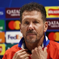 El entrenador argentino del Atlético de Madrid, Diego Simeone, comparece en rueda de prensa en el Emirates Stadium de Londres, en vísperas del partido de la fase de liga de la UEFA Champions League contra el Arsenal. | Foto:HENRY NICHOLLS / AFP