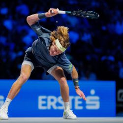 El ruso Andrey Rublev destroza su raqueta mientras juega contra el británico Cameron Norrie durante su partido individual masculino de octavos de final del torneo de tenis ATP Vienna Open en Viena. | Foto:GEORG HOCHMUTH / APA / AFP