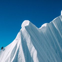 En esta fotografía, un alpinista francés se acerca a la cima del Jannu Este, la primera ascensión a este pico de 7468 m en el este de Nepal. Las montañas de Nepal, incluido el Everest, han atraído desde hace mucho tiempo a escaladores de todo el mundo, pero una creciente comunidad explora cumbres ocultas que prometen soledad y la oportunidad de ser el primero en llegar a la cima. La nación del Himalaya alberga ocho de los 10 picos más altos del mundo y recibe a cientos de alpinistas cada año, lo que convierte el alpinismo en un negocio lucrativo. | Foto:Thibaut Marot / AFP