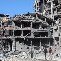 Imagen de personas vistas en una calle con edificios destruidos, en la Ciudad de Gaza. | Foto:Xinhua/Rizek Abdeljawad