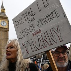 Manifestantes sostienen pancartas frente al Palacio de Westminster durante una marcha contra la implementación de tarjetas de identificación digitales, en el centro de Londres. El primer ministro británico, Keir Starmer, anunció planes para una nueva identificación digital nacional con el fin de frenar la inmigración ilegal. Sin embargo, la medida enfrenta una fuerte oposición en un país que se ha resistido durante mucho tiempo a las tarjetas de identidad. La nueva identificación digital se guardará en los teléfonos móviles de los ciudadanos y no será necesario que las personas la lleven consigo ni se les pida que la presenten, según informó el gobierno. | Foto:Chris J. Ratcliffe / AFP
