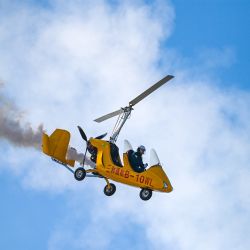 Un girocóptero realiza una presentación durante la séptima Exposición de Helicópteros de China, en la municipalidad de Tianjin, en el norte de China. | Foto:Xinhua/Zhao Zishuo